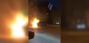 В центре Днепра микроавтобус охватило огнем (Видео)