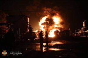 Спасатели рассказали о ликвидации пожаров после ракетных ударов на Днепропетровщине