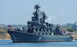 Ракетный крейсер “Москва” догорает: судьба 496 членов экипажа неизвестна