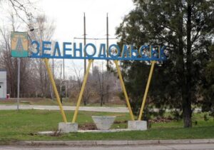 Оккупанты обстреляли жилые дома в центре Зеленодольска: есть жертва и раненые