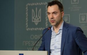 Рашисты готовятся к сдаче и выходу из Херсона – Арестович
