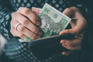 Притворялся раненным бойцом ВСУ: на Днепропетровщине поймали парня, который выманивал деньги у граждан
