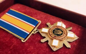 Президент наградил спасателей, которые попали под ракетный удар по аэропорту в Днепре