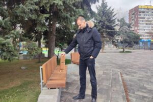 В днепровских скверах вандалы ломают сиденья на лавочках и разрушают покрытие площадок (Видео)