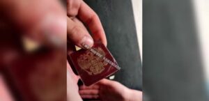 Жители Каменского нашли на входной двери магнит с гербом России (Видео)