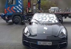 Заблокировал въезд в больницу: в Днепре Porsche обклеили прокладками (Видео)