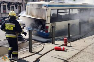 В центре Днепра загорелся маршрутный автобус с пассажирами внутри