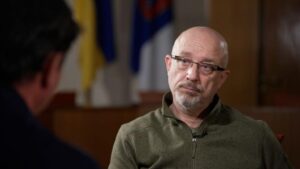 “Следуйте за “Москвой” или будьте умнее”: министр обороны Резников обратился к российским солдатам