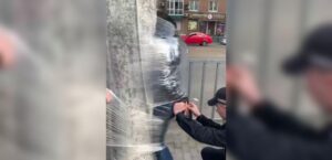 В Днепре на 12 квартале к столбу примотали мародера, который воровал алкоголь (Видео)