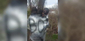 В Днепре примотали к дереву мародеров, воровавших металл (Видео)