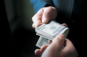 Подозревается в получении взятки: задержан начальник Миргородской РВА