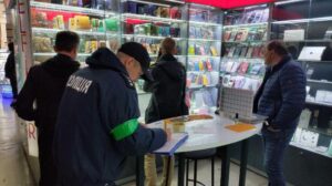 У Дніпрі інспектори муніципальної варти продовжують виявляти точки незаконного продажу алкоголю і тютюну