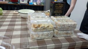 Пирожки, блины, супы и мясные блюда: жители ОСМД и неравнодушные горожане готовят для переселенцев и ТРО