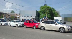 В Днепре на Богдана Хмельницкого столкнулось три автомобиля (Фото)