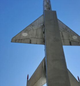 В Новомосковске на памятнике “Самолет” закрасили красные звезды