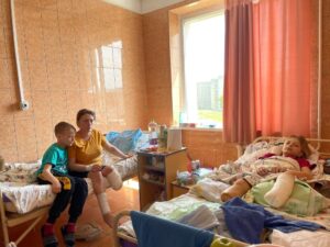 11-летний ребенок заботится о маме и сестре, которым оторвало ноги во время ракетного удара