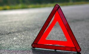 В Днепре на Березинской столкнулись легковушка и мопед службы доставки (Видео)