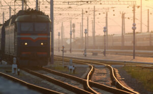 Из-за ракетных обстрелов в Украине существенно задерживаются поезда