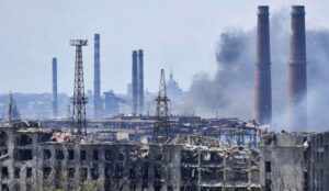Рашисты впервые скинули на “Азовсталь” запрещенные фосфорные бомбы (Видео)