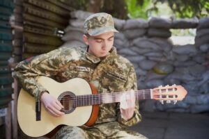 Военнослужащий из Днепра написал более пяти песен и покорил ими соцсети (Видео)