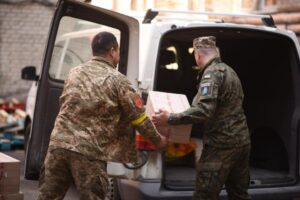 Тонни продуктів харчування, води, ліків, а також взуття, турнікети, термоковдри та запчастини: чергова гуманітарна допомога військовим від «TAPS-Ukraine» та Координаційного штабу волонтерів Дніпра