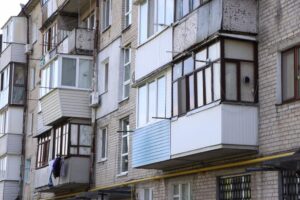 В Днепре восстанавливают поврежденные из-за ракетных ударов жилые дома
