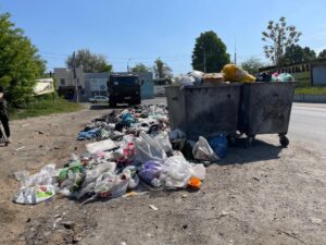 В Днепре продолжают убирать стихийные свалки (Фото)