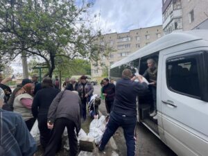 100 продуктових наборів та евакуація людей з гарячих точок: Координаційний штаб волонтерів Дніпра та «ТАПС-Україна» відвезли гуманітарну допомогу на схід країни та вивезли цивільних