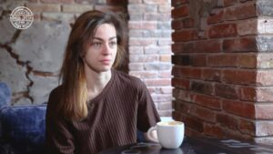 Бежала в Днепр от обстрелов: девушка из Харькова работает в кофейне и ждет, когда сможет вернуться в родной город (Видео)
