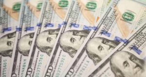 На черном рынке Днепра незначительно подорожал доллар: курс валют на 8 июня
