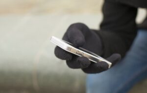 В Днепре на Тополе-2 мужчины украли телефон у продавщицы в магазине (Видео)