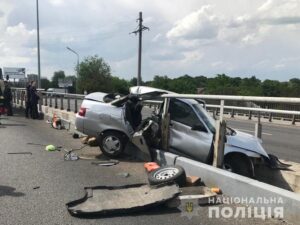 В Павлограде пьяный мужчина на ВАЗ влетел в отбойник: один из пассажиров умер, а водитель сбежал