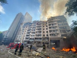 По Киеву нанесли массированный ракетный удар: есть попадание в жилой дом