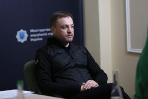 Для защиты собственного дома у украинца должно быть оружие – глава МВД Монастырский