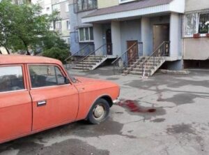В Кривом Роге мужчина выпал из окна многоэтажки и разбился (Фото)