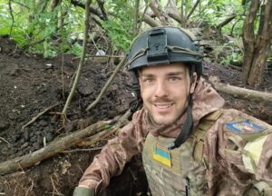 Погиб, защищая Украину: в Киеве сотни людей прощались с активистом Романом Ратушным (Фото)