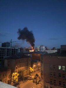 В центре Днепра возник пожар: горела крыша кафе (Фото, видео)