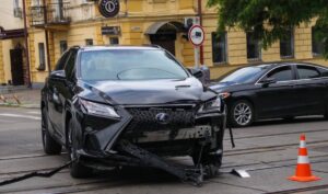 В Днепре столкнулись Kia и Lexus: движение трамваев перекрыто (Фото)
