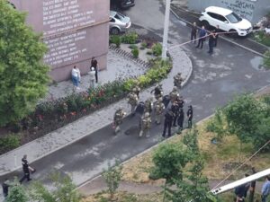 В Днепре на Тополе мужчина кинул гранату с окна в детей: работал КОРД (Видео)