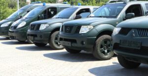 Дві швидкі та три пікапи: міська влада передала чергову партію автомобілів на фронт