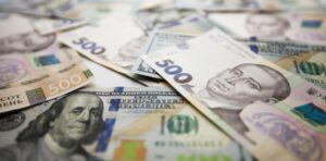 В Днепре на черном рынке подорожал доллар: курс валют на 16 июня