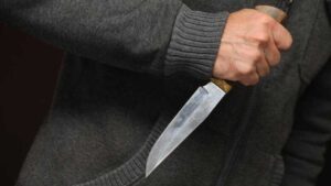 На Днепропетровщине мужчина убил своих гостей и выкинул их на лестничную площадку