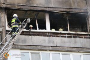 В Днепре на Тополе-1 горела квартира в многоэтажке: пострадала женщина