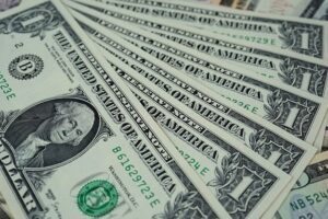 В Днепре на черном рынке подорожал доллар: курс валют на 9 июля