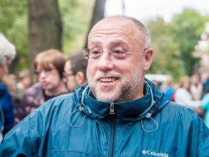 Известный днепрянин призвал украинцев поддержать сбор на 500 грузовиков для ВСУ