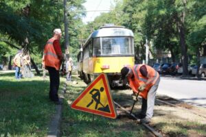 Комунальники Дніпра попри війну продовжують виконувати профілактичні ремонти колій і контактних мереж