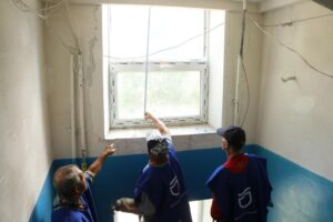 У багатоквартирних будинках Дніпра ліквідовують наслідки ворожої атаки