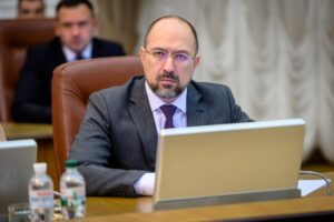 Премьер-министр Украины Шмыгаль хотел вывезти в Швейцарию более 100 украинских чиновников и депутатов