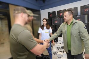 Дніпро передає військовим 70 розвідувальних дронів, придбаних фондом TAPS і Штабом оборони Дніпра