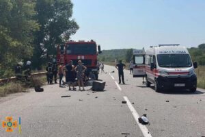 На автошляху у Дніпропетровській області зіштовхнулися вантажівка та легковик: є постраждалі